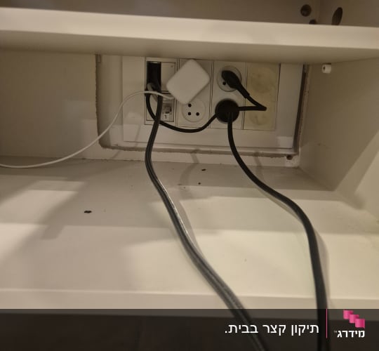 התקנת מודול שקעי חשמל ותקשורת מובנה בארון עבודה